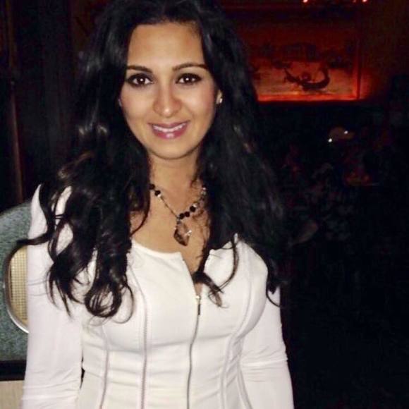 Meet your Posher, Dee - Picture 1 of 1